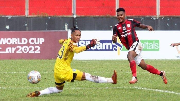 GOL - Aksi pemain Persipura Jayapura pada Liga 2 2023/2024, Ramai Rumakiek. (MO Persipura)