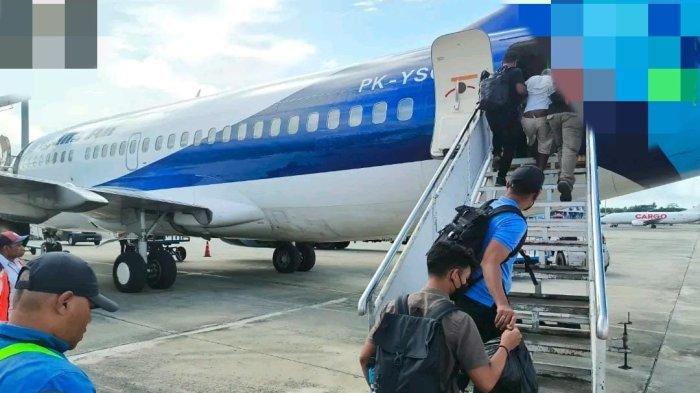 KKB PAPUA - Satgas Gakkum Operasi Damai Cartenz 2025menyerhkan tersangka dan barang bukti (tahap II) Aske Mabel ke Kejaksaan Negeri (Kejari) Wamena, Kabupaten Jayawijaya, Rabu (21/5/2025).