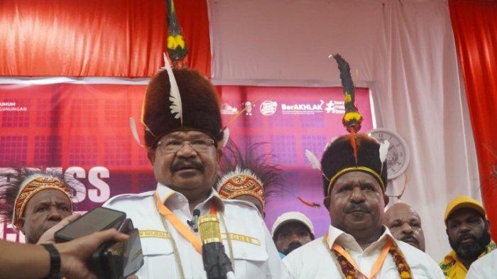 PROVINSI PAPUA PEGUNUNGAN : Gubernur Papua Pegunungan, Jhon Tabo dan Wakil Gubernur Ones Pahabo saat diwawancarai awak media di Wamena pada 2024 lalu. Usai ditetapkan sebagai gubernur dan wakil, mereka berjanji mendasarkan legacy yang benar untuk generasi berikut di provinsi baru, Papua Pegunungan.