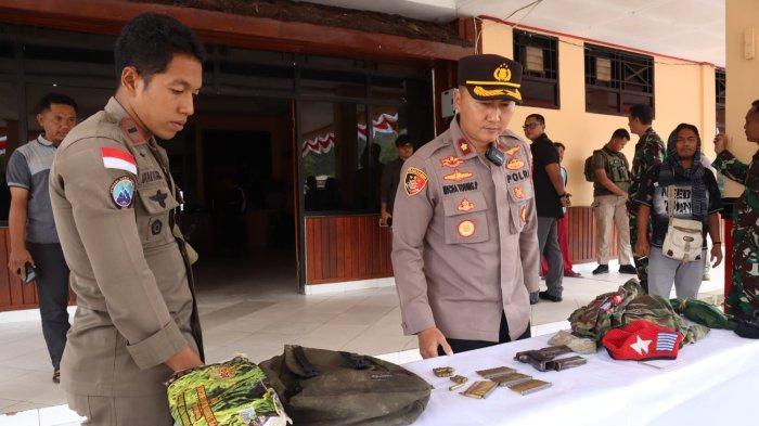 HASIL PENYISIRAN - Tampak barang bukti milik KKB di Pegunungan Bintang yang diamankan TNI-Polri, Minggu (81/10/2023).