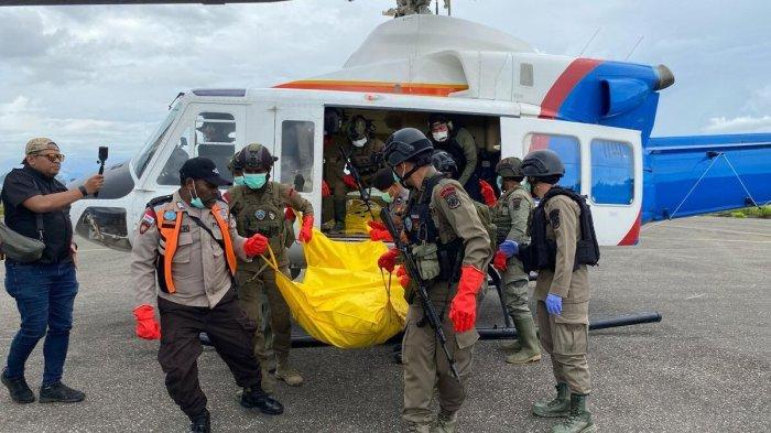 EVAKUASI KORBAN KKB - Aparat gabungan TNI-Polri dari Satgas Operasi Damai Cartenz dan Satgas TNI, saat melakukan evakuasi terhadap dua jenazah penambang menggunakan helikopter di Dekai, Kabupaten Yahukimo, Papua Pegunungan, Kamis (10/4/2025).(KOMPAS.COM/Satgas Operasi Damai Cartenz)