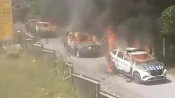 Ibu Kota Kabupaten Puncak Jaya, Papua Tengah, mencekam pasca-tewasnya tiga warga akibat ditembak oleh aparat. Pada Rabu (17/7/2024) siang, massa merusak serta membakar sejumlah kendaraan dinas milik aparat keamanan dan pejabat Pemkab Puncak Jaya.