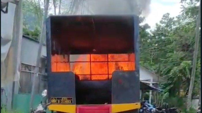 RICUH DI JAYAPURA - Tampak truk polisi dibakar massa dalam aksi yang digelar mahasiswa di depan gapura Universitas Cenderawasih (Uncen) Jayapura, Papua, Kamis (22/5/2025). Massa memprotes kenaikan biaya kuliah.