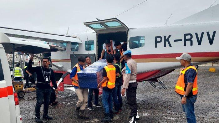 Jenazah Rusli, kobran penembakan oleh TPNPB-OPM di Paniai, Papua Tengah, dievakuasi ke Makasar, Sulawesi Selatan, Rabu (12/5/2024).