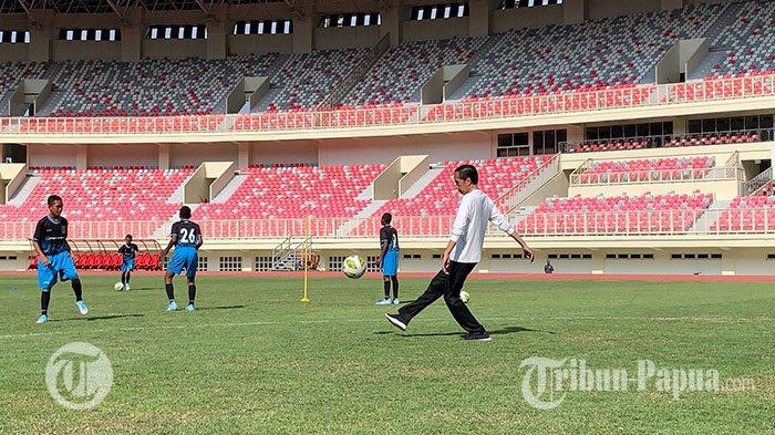 BERMAIN BOLA - Usai meluncurkan Papua Football Academy yang dibentuk oleh PT Freeport Indonesia, Presiden Republik Indonesia, Joko Widodo, terlihat bermain bola di Stadion Lukas Enembe, Kampung Harapan, Kabupaten Jayapura, Papua, Rabu (31/8/2022).