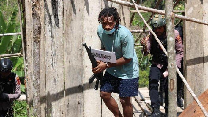 KKB PAPUA - Okoni Siep alias Nikson Matuan, saat mengikuti rekonstruksi penembakan terhadap Brigpol Anumerta Iqbal Anwar Arif yang berlangsung di TKP, Kabupaten Yalimo, Papua Pegunungan, Selasa (11/2/2025).(Humas Satgas Damai Kartenz)