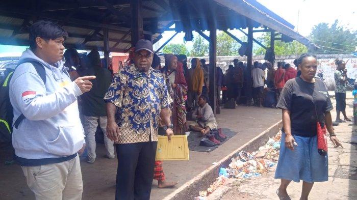 Kabid Disperindag Kabupaten Jayawijaya, Loudwik Mosip, didampingi stafnya meninju Pasar Potikelek Wamena, Kamis (9/3/2023).