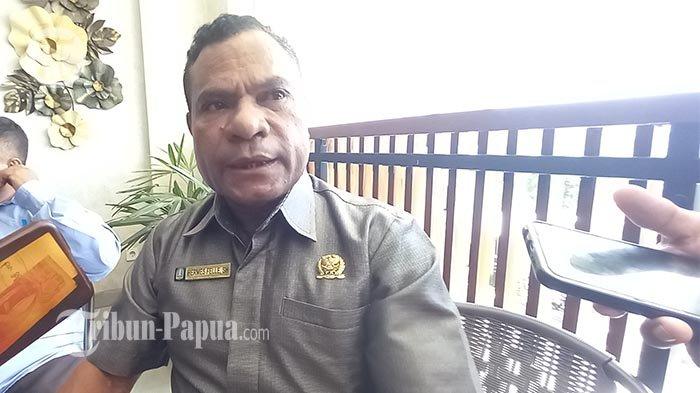 Kader PDI Perjuangan Kabupaten Jayapura, Hermes Felle, siap korbankan harta benda untuk memenangkan Ganjar-Mahfud di Papua pada Pemilu 2024.