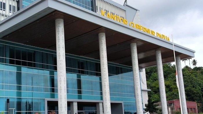 Kantor Gubernur Papua mengibarkan bendera setengah tiang tanda duka atas meninggalnya Lukas Enembe, Jayapura, Papua, Rabu (27/12/2023)(KOMPAS.COM/DHIAS SUWANDI)