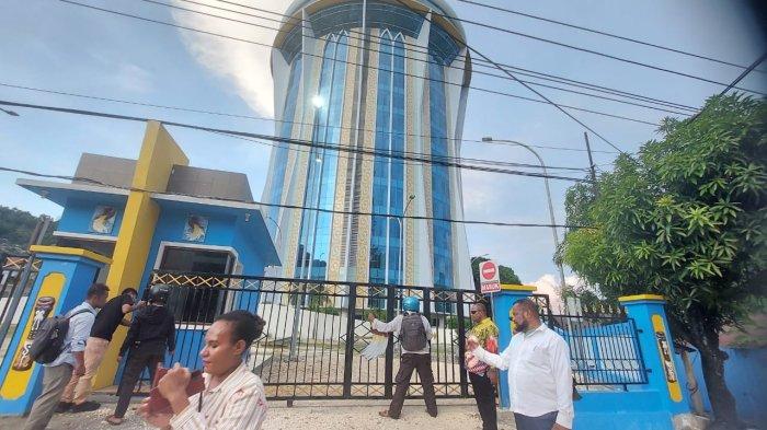 KANTOR MRP DIPALANG - Kantor Majelis Rakyat Papua (MRP) di Jalan Sam Ratulangi Kota Jayapura, Jumat (23/5/2025) sore, dipalang oleh unsur pimpinan serta sejumlah anggotanya. Pj Gubernur Papua diminta segerera menunjuk Sekretaris MPR yang baru.