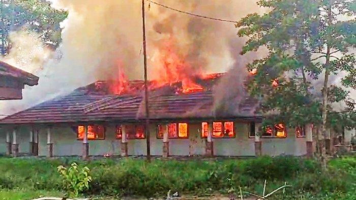 KEBAKARAN – Kobaran api melumat gedung asrama Sentra Pendidikan di Jalan Poros SP 5 yang terbakar, Sabtu (11/11/2023).