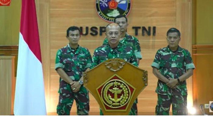 Kepala Pusat Penerangan atau Kapuspen TNI Laksda Julius Widjojono menggelar konferensi pers di Cilangkap, Minggu (16/4/2023) untuk menjelaskan kondisi yang terjadi di Papua.