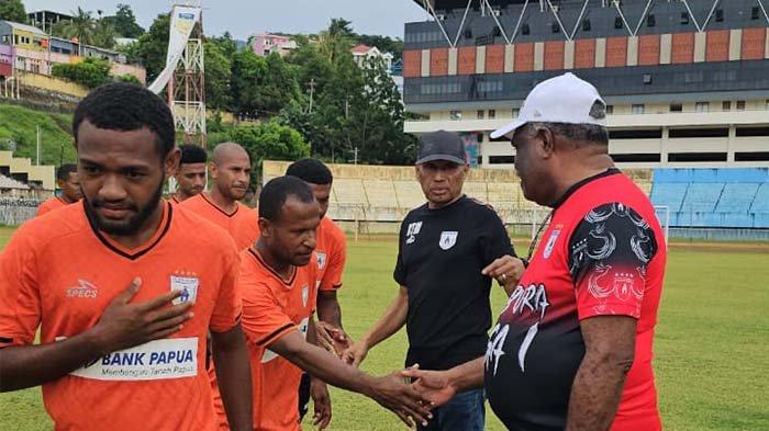 Ketua Umum Persipura, Benhur Tomy Mano dan Manager Persipura, Abisai Rollo menyalami para pemain Persipura dalam sesi latihan perdana di Stadion Mandala Jayapura, Rabu (18/2024) pagi.