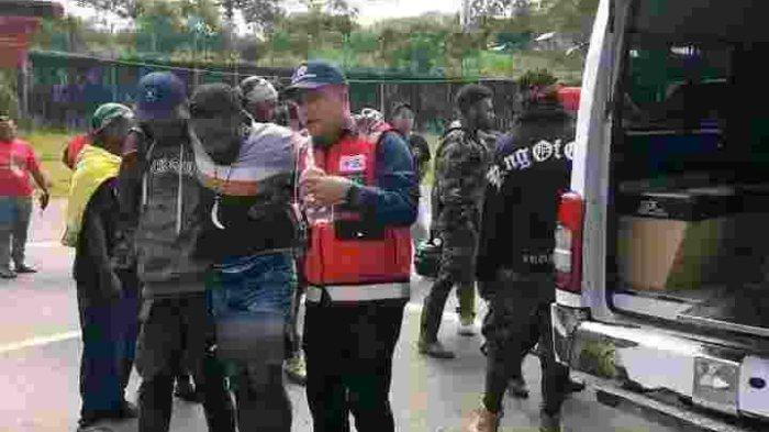 Evakuasi korban perang antar pendukung dua calon bupati di Puncak Jaya. Terlihat poin atau bagian depan busur panah tertancap di bagian kaki kiri