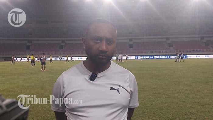 LIGA 1 - Presiden Klub PSBS Biak, Yan Permenas Mandenas, memberikan diwawancarai usai ujicoba lapangan di Stadion Lukas Enembe, Sentani, Kabupaten Jayapura, Papua, Jumat (25/4/2025) malam.