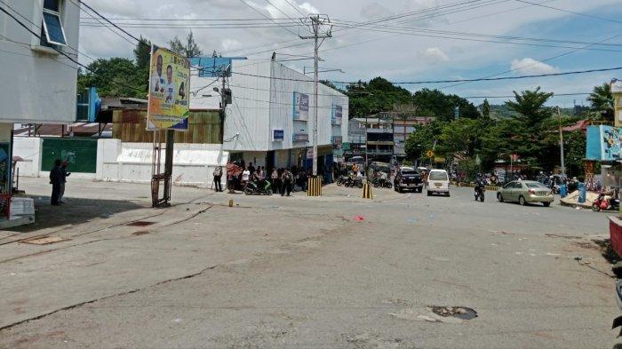 LENGANG – Situasi arus lalu lintas di Kawasan Kampus Universitas Cenderawasih (Uncen) Jayapura tampak lengang, setelah aksi unjuk rasa yang dilakukan aktivis KNPB dibubarkan oleh petugas keamanan dengan tembakan gas air mata, Jumat (15/11/2024). Mereka menggelar unjuk rasa untuk menolak program transmigrasi di Tanah Papua.