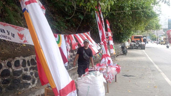 Lihin Ardana, penjual bendera merah putih di sekitar Pelabuhan Jayapura, Papua, saat ditemui Tribun-Papua.com, Selasa (13/8/2024).