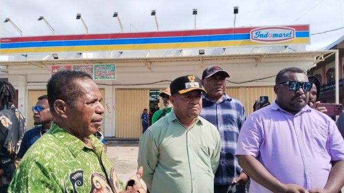 MEDIASI - Wakil Bupati Jayapura Haris Richard Yocku (tengah) saat mendatangi lokasi pertikaian di Kampung Harapan, Distrik Sentani Timur. Pemuda setempat berjaga menggunakan kayu, batu, dan panah di lokasi kejdian.