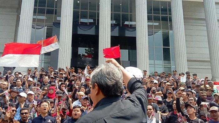 Massa saat orasi di depan Gedung Mahkamah Konstitusi, Jakarta Pusat, Kamis (22/8/2024). (Shela Octavia)