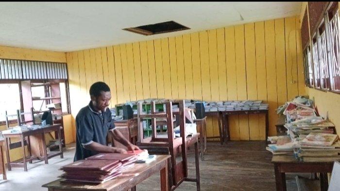 Melkias Wali, guru honorer diwawancarai Tribun-Papua.com di Yayasan Pendidikan Persekolahan Katolik (YPPK) Uprub di Distrik Web, Kabupaten Keerom, Papua, Sabtu (2/11/2024).