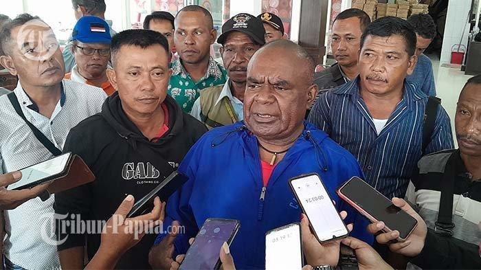 Bupati Merauke, Romanus Mbaraka memberikan motivasi kepada anak-anak Suku Marind agar memiliki pendangan luas dan ke depan, mengingat Kabupaten Merauke dipastikan akan menjadi daerah yang maju dan berkembang.