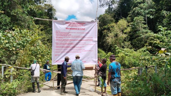 PEMALANGAN JALAN - Jalan masuk ke TPA Waibron di Distrik Sentani Barat, Kabupaten Jayapura dipalang Suku Samonsabra pada Senin (21/7/2025).