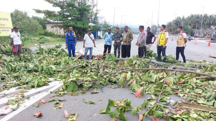 NEGOSIASI - Masyarakat adat Enggros-Tobati ketika melakukan pemalangan jalan Holtekamp tepatnya di KM 7 400 ujung Jembatan Youtefa Kota Jayapura dan melakukan negosiasi agar pemalangan dibuka.