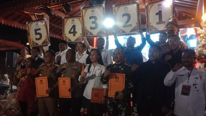 NOMOR URUT - Lima pasang calon Bupati dan Wakil Bupati Jayapura, Pj Bupati Jayapura Semuel Siriwa usai pengambilan nomor urut pasangan calon di pelataran Cafe and Resto Sekar Garden, Toware, Distrik Waibhu, Kabupaten Jayapura