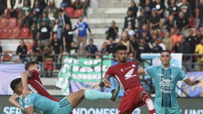 BEREBUT BOLA - Tampak pemain PSBS Biak Numfor dan PSM Makassar berebut bhola dalam laga kedua Liga 1 di Stadion I Wayan Dipta, Bali, Jumat (16/8/2024). PSBS menelan kekalahan di kandang dengan skor 1-2. PSM Makassar memuncaki klasemen sementara Liga 1.(Dok. Media Officer PSBS Biak)