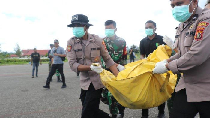 KORBAN KKB PAPUA - Proses evakuasi jenazah korban pembantaian oleh KKB di Yahukimo, Papua Pegunungan, Senin (14/4/2025).