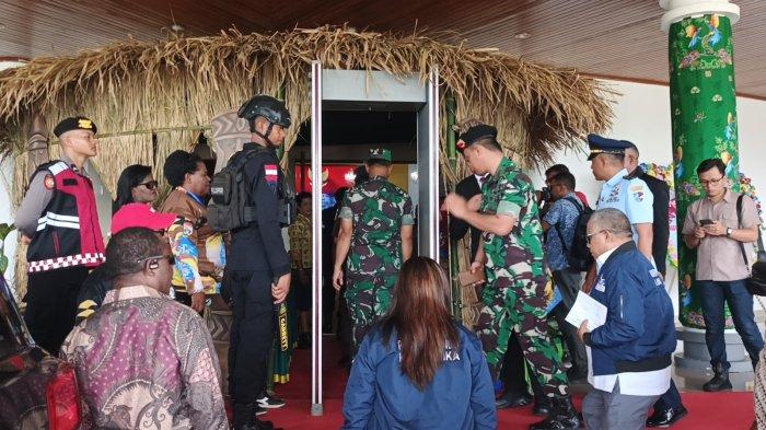 PELANTIKAN DPRK MIMIKA - Aparat sedang melakukan pengamanan di pintu masuk Kantor DPRD Mimika, Jalan Cenderawasih Mimika, Papua Tengah, Jumat (31/1/2025). Sebanyak 161 personel dikerahkan.