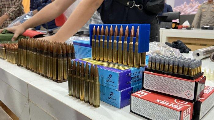 PENYELUNDUPAN AMUNISI KKB - Dirkrimum Polda Jatim menyelidiki transaksi amunisi yang diduga didapat oleh tersangka pemasok senpi Teguh Wiyono, warga Bojonegoro berasal dari rekannya, Selasa (11/3/2025)(KOMPAS.com/IZZATUN NAJIBAH)