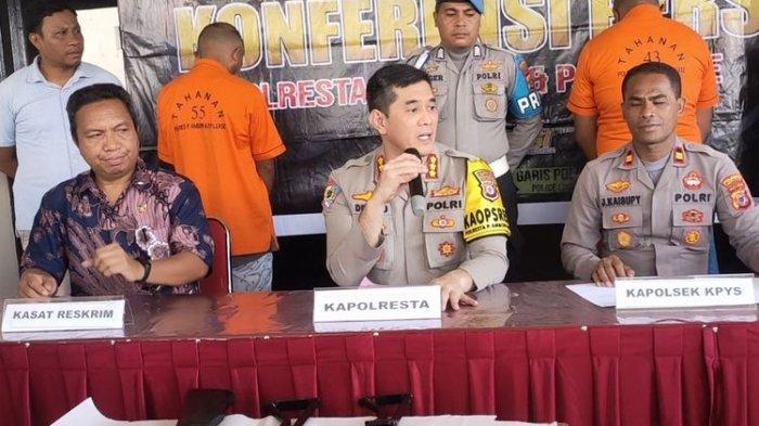 PENYELUNDUPAN - Dua warga Maluku Tengah JL dan MS ditangkap polisi karena terlibat dalam kasus oenyelundupan senjata apai dan amunisi ke kelompok kriminal bersenjata (KKB) di Papua, Jumat (17/11/2023). (KOMPAS.COM/RAHMAT RAHMAN PATTY)