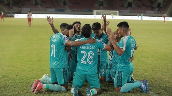 SELEBRASI - Striker PSBS Biak Alexandro Perreira (kanan) merayakan gol pembuka atas Barito Putera di Stadion Lukas Enembe, Kabupaten Jayapura, Papua, Sabtu (26/4/2025) sore. Dok. Media Officer PSBS Biak.