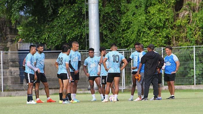 PSBS Biak dalam sesi latihan. PSBS akan menghadapi Malut United di Stadion Kapten I Wayan Dipta, Gianyar, Bali, pada Senin (2/11/2024). pukul 17.30 WIT. (Dok. Media Officer PSBS)