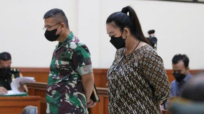 KORUPTOR - Dua terdakwa kasus dugaan korupsi Tabungan Wajib Perumahan Angkatan Darat, Brigadir Jenderal Yus Adi Kamrullah dan Ni Putu Purnamasari, dalam sidang perdana kasus TWP AD di Pengadilan Militer Tinggi II, Jakarta, April lalu. PUSPENKUM KEJAKSAAN AGUNG