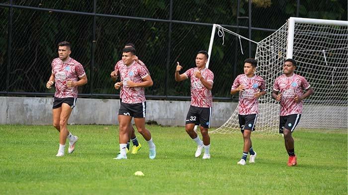 Para pemain PSBS Biak dalam sesi latihan jelang laga melawan Arema FC di Blitar, Sabtu (21/12/2024). Dok. Media Officer PSBS.