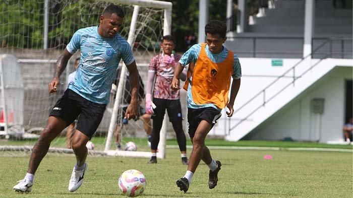 Para pemain PSBS Biak saat berlatih di lapangan Gelora Samudera, Bali, Kamis (5/12/2024). PSBS akan menghadapi PS Barito Putera di Stadion Sultan Agung, Bantul, pada Minggu (8/12/2024). DOk. MO PSBS Biak