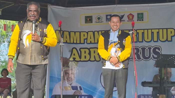 Pasangan calon Wali Kota Jayapura Abisai Rollo dan Rustan Saru saat menggelar kampanye tertutup di wilayah Distrik Muara Tami, Koya Barat, Kota Jayapura pada Senin (30/9/2024).