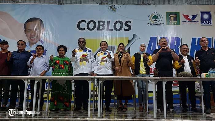 Pasangan calon Wali Kota Jayapura nomor urut 4, Abisai Rollo - Rustan Saru didampingi sitri serta elemen pendukung, memberikan keterangan pers di bilangan Abepura, Rabu (27/11/2024) malam. Warga kota diimbau untuk menjaga kedamaian serta mengawal perhitungan suara oleh KPU.