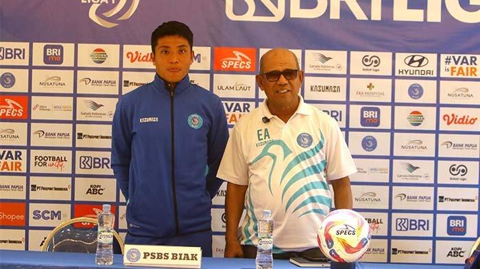 Pelatih PSBS Biak, Emral Abus, bersama pemain asing PSBS, Takuya Matsunaga dalam sesi jumpa pers sebelum laga kontra Malut United, Minggu (1/12/2024). (Dok. Media Officer PSBS)