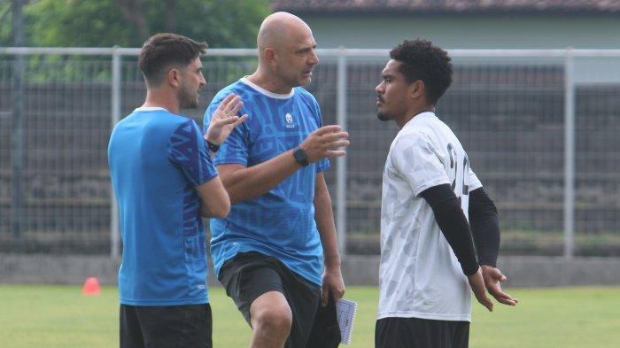 Pelatih PSBS Juan Esnaider mengatur komposisi pemain dalam sesi latihan di Bali. PSBS akan menghadapi Persib Bandung pada laga perdana BRI LIga 1, Jumat (9/8/2024). (Dok. MO PSBS)