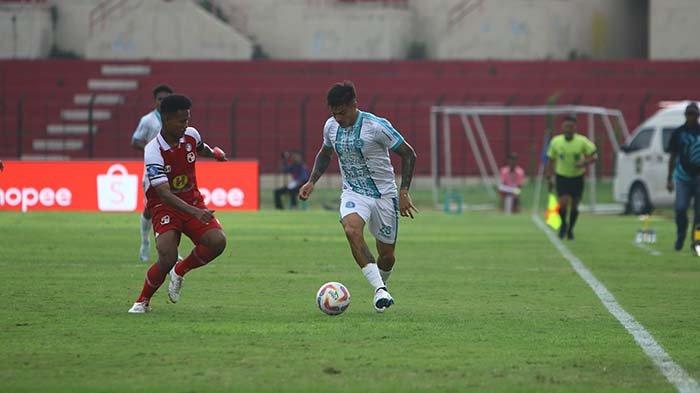 Pemain PSBS Biak Pablo Abel Arganaraz menggiring bola di Stadion Sultan Agung, Bantul, Minggu (8/12/2024). PSBS menundukkan tuan rumah Barito Putera 3-0 di laga ke-13 Liga 1. Dok. Media Officer PSBS