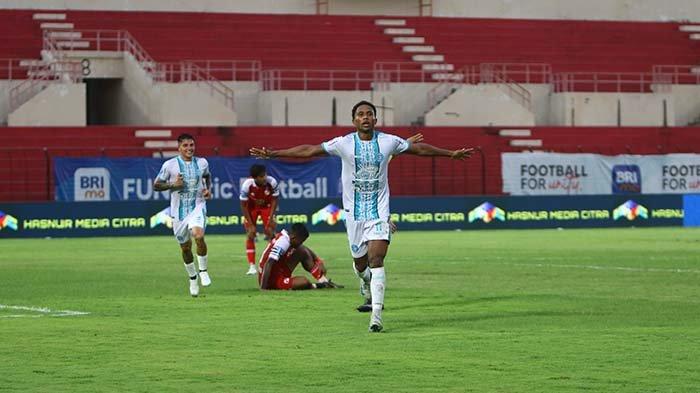 SELEBRASI - Pemain PSBS Biak Williams Lugo merayakan gol. PSBS menundukkan tuan rumah Barito Putera 3-0 di laga ke-13 Liga 1 di Stadion Sultan Agung, Bantul, Minggu (8/12/2024). Dok. Media Officer PSBS