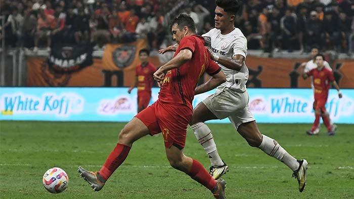 Pemain Persija Jakarta, Ondrej Kudela (kiri), berebut bola dengan pesepak bola Persis Solo, Ramadhan Sananta, pada lanjutan Liga 1 di JIS, Jakarta Utara, Sabtu (24/8/2024). ANTARA FOTO/FAKHRI HERMANSYAH