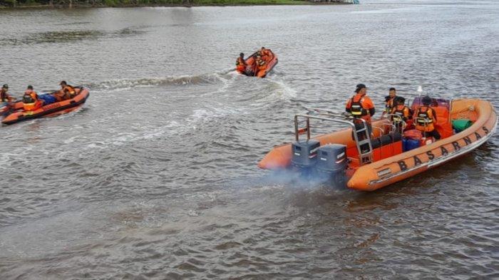 PENCARIAN - Tim SAR gabungan Timika melakukan pencarian Speedboat 40 PK yang membawa 3 petugas pemelihara jaringan 4G dari Timika tujuan Kampung Sumapro hilang kontak, Sabtu (22/7/2023).