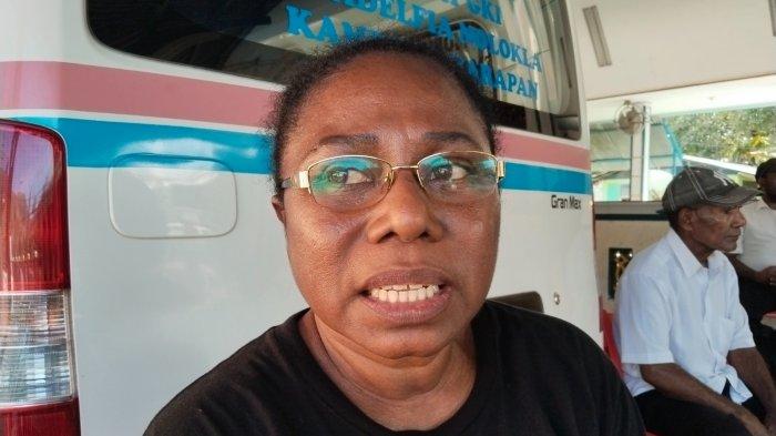 Pendeta Chrisanti Tetjuari Harun saat diwawancarai di halaman Gereja GKI Filadelfia Asei Nolokla, Sentani Timur, Rabu. Ia meminta masyarakat selesaikan perselisihan dengan bijaksana dan baik.