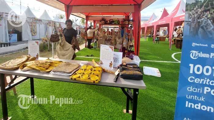 Pendiri Komunitas Noken Anniya, Meri Dogopia saat menata noken karyanya pada Festival Noken Papua di PYCH Kota Jayapura, Sabtu (2/12/2023).