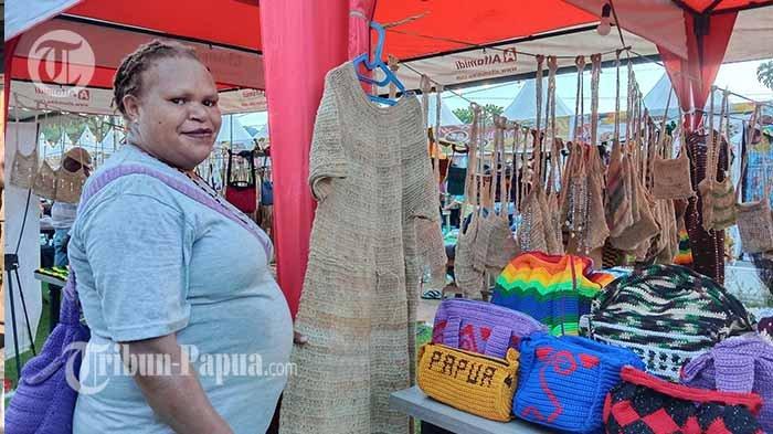 Pengrajin Noken Papua, Ance Giyai memamerkan hasil karyanya dalam pameran di papua Youth Creative Hub (PYCH), Kota Jayapura, Minggu (3/12/2023) sore. Ia menyebut noken sebagai penyambung kehidupan masyarakat Papua. Pameran digelar untuk menyambut hari noken sedunia pada 4 Desember 2023.