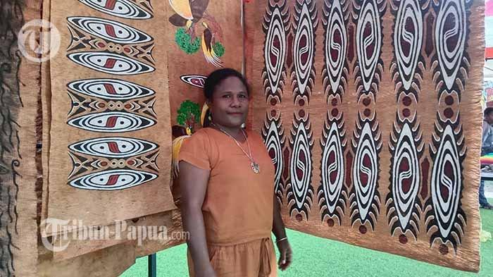 Pengrajin kulit kayu dari Kampung Asei, Distrik Sentani Timur, Kabupaten Jayapura, Tresia Ohee (39) berpameran pada Festival Noken Papua bertajuk 'Mother and Earth' di PYCH Kota Jayapura. Tampak karya ukiran motif Yoniki (kanan) pada serat kayu.